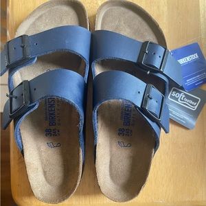 NWT‼️‼️‼️Navy leather Arizona style Birkenstocks. Size 38 (8) US$
